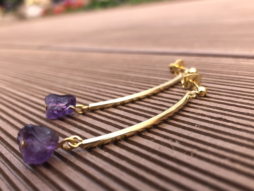 ラフロックカーブラインピアス(アメジスト)