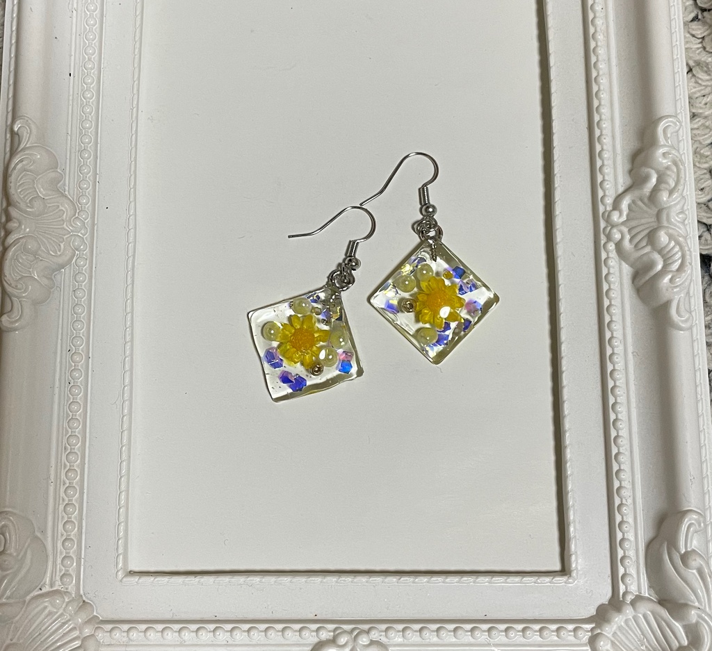 黄色のお花ピアス