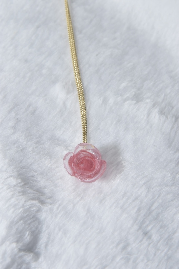 顔見せる薔薇のネックレス