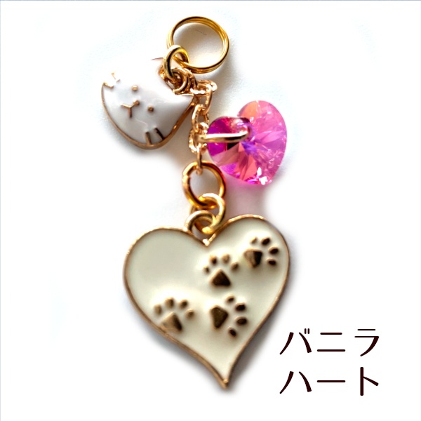 猫 イヤホンジャック スワロフスキー ハート ハート ねこ ストラップ iphone コネクタカバー Cat's Love Potion