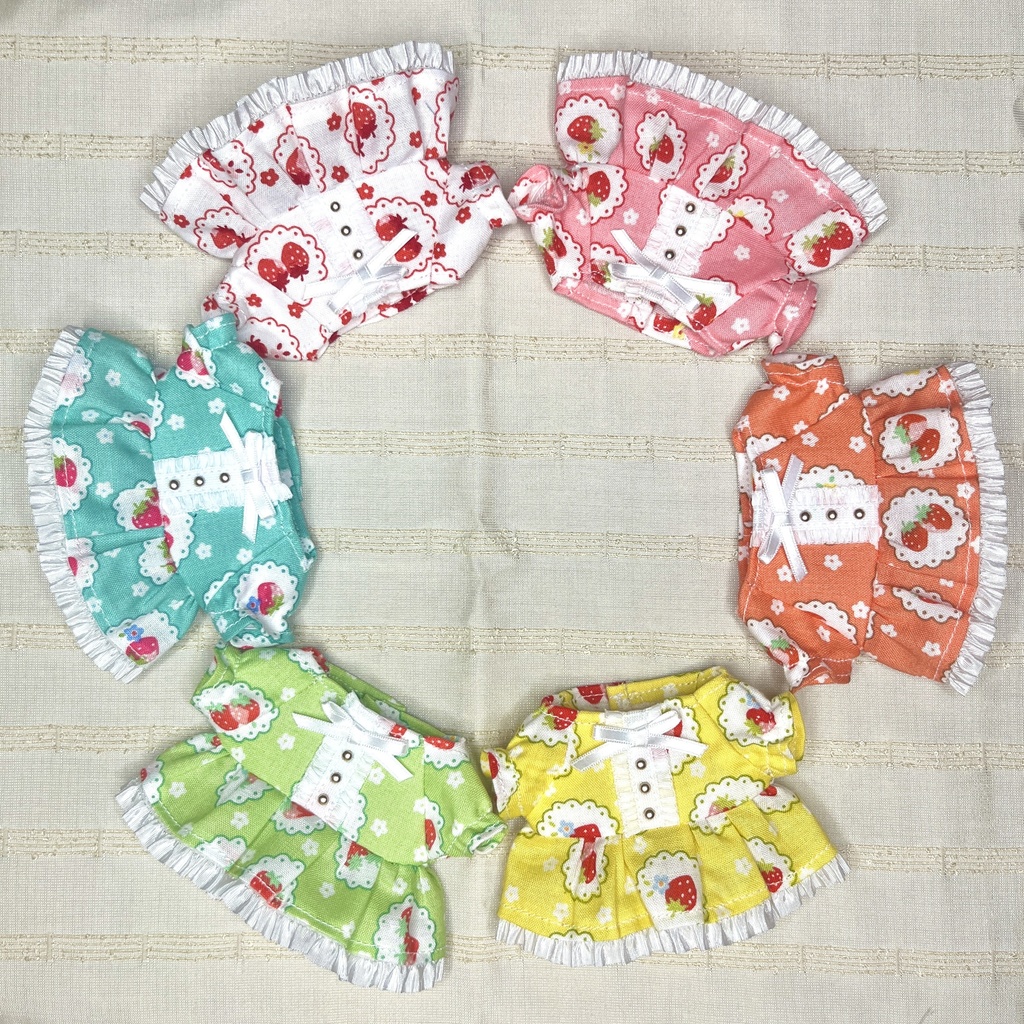 〈プライズ16㎝ぬい・無属性10㎝共通〉イチゴのワンピース