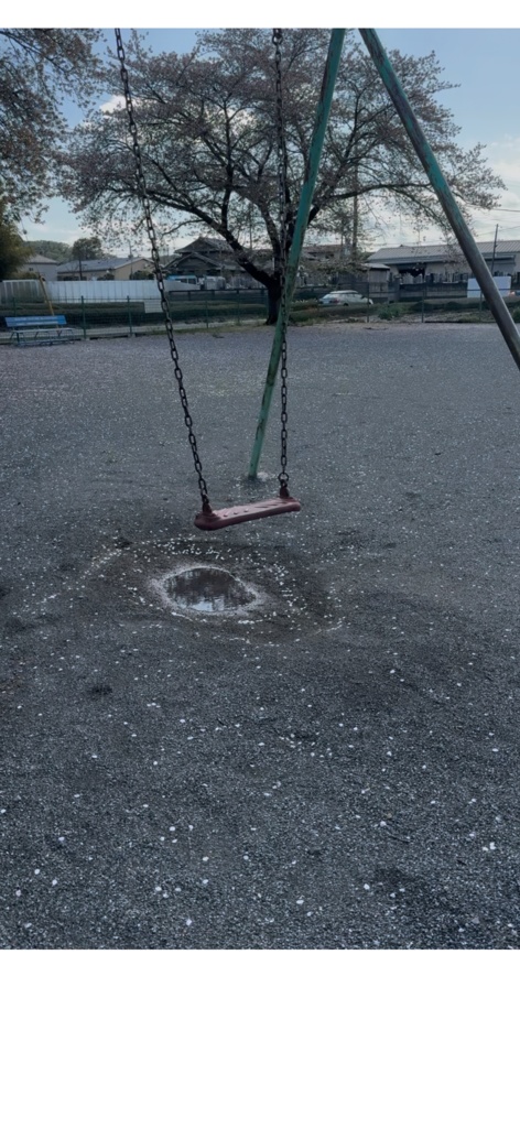 孤独な景色素材集ー揺れるブランコと静かな空