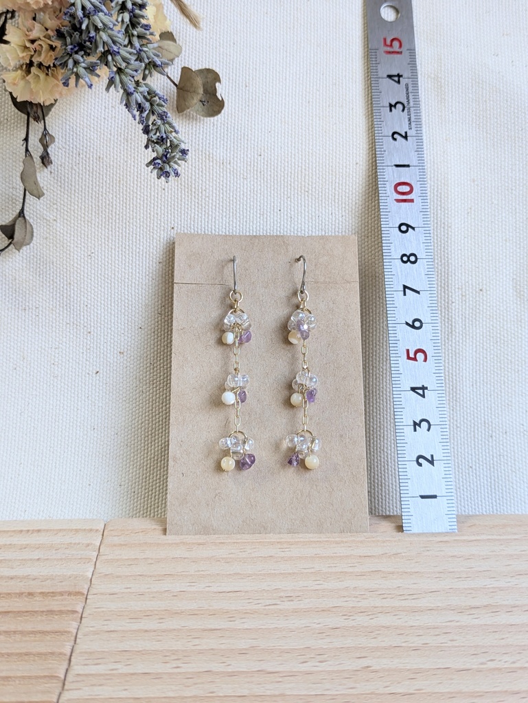 品番【8-A】マザーオブパール✕アメジスト　ペールカラーピアス（ショートタイプ）
