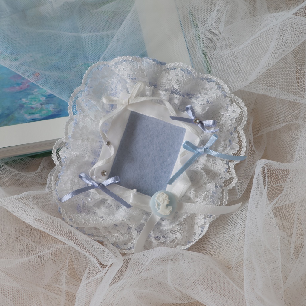 硬質ケースデコ B8サイズ　レースフリルとカメオパーツのデコ