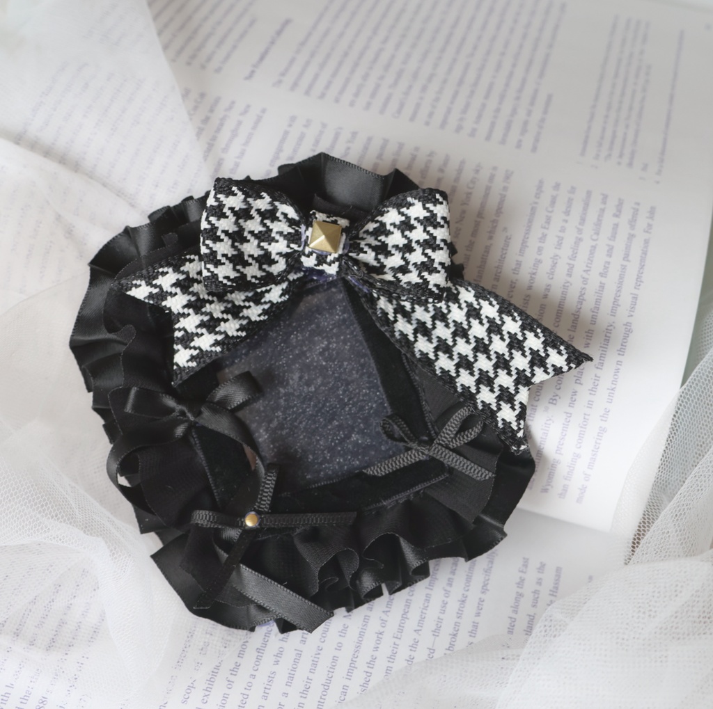 硬質ケースデコB8サイズ　千鳥格子リボンのブラックデコ