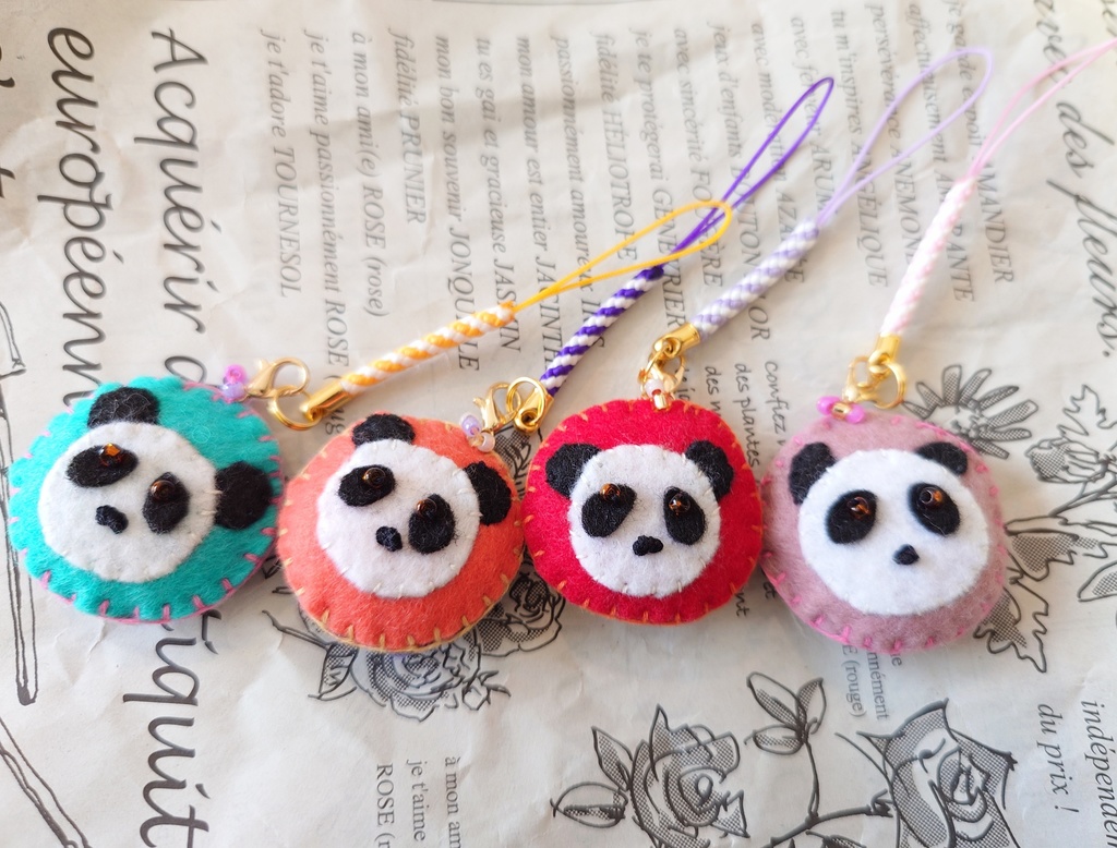 パンダのフェルトマスコットキーホルダー【サーモンオレンジ】