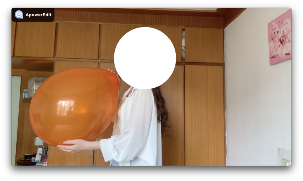 優しい女の子が風船を吹く