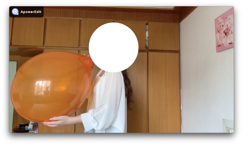 優しい女の子が風船を吹く