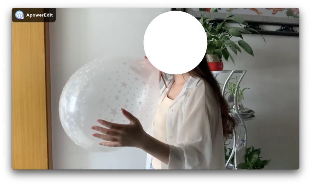 優しい女の子が風船を吹く