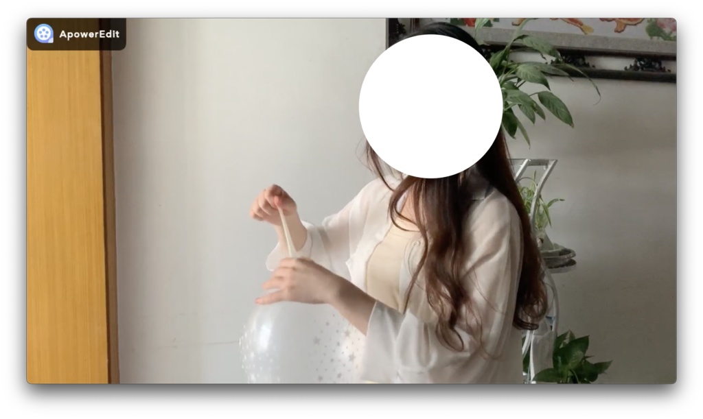 優しい女の子が風船を吹く