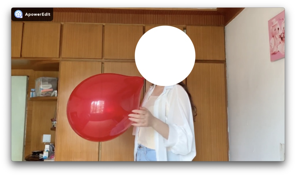 優しい女の子が風船を吹く