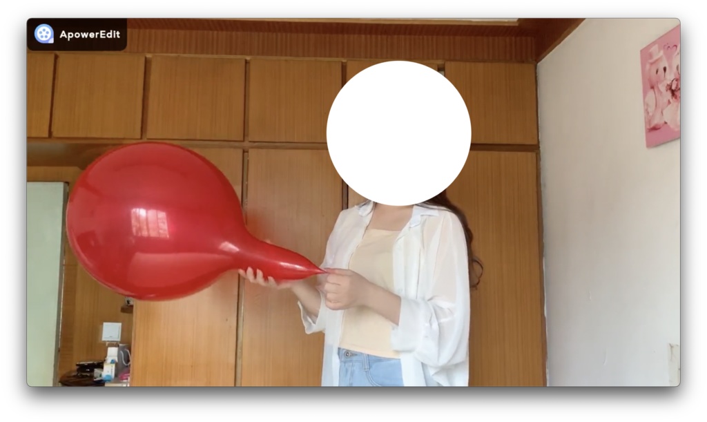 優しい女の子が風船を吹く