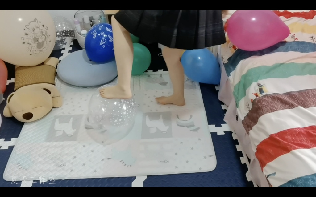 気弱な女の子は風船で遊ぼうとします。