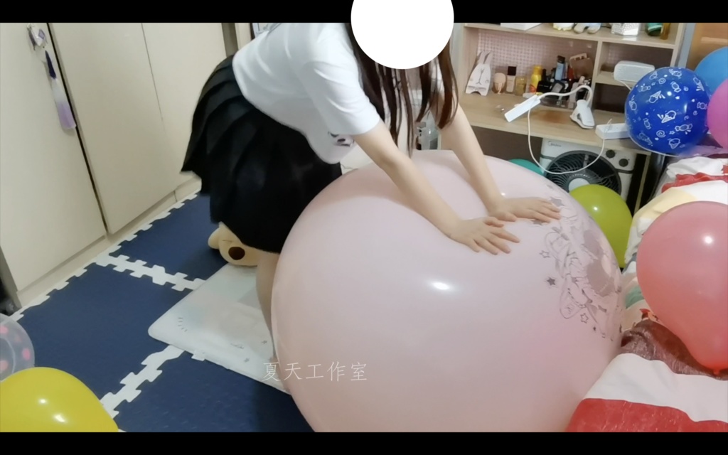 気弱な女の子は風船で遊ぼうとします。