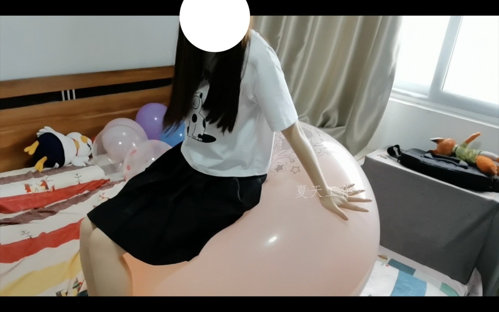 気弱な女の子は風船で遊ぼうとします。