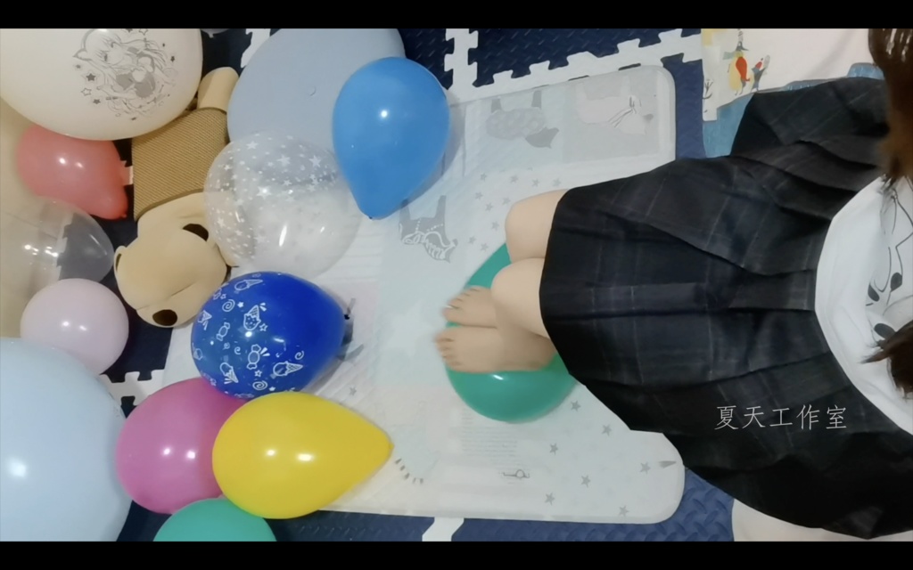 気弱な女の子は風船で遊ぼうとします。