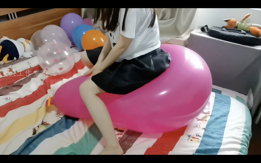 気弱な女の子は風船で遊ぼうとします。