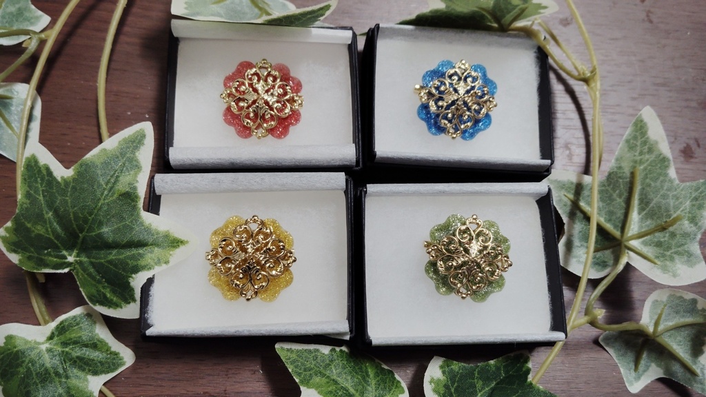 魔法学校の校章風ブローチ