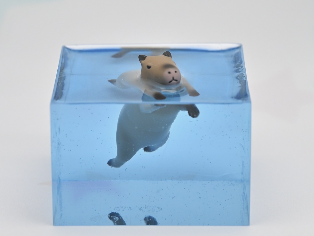 泳ぐカピバラフィギュア Pause-02 (正に泳いでいるカピバラ)