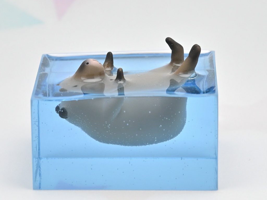 泳ぐカピバラフィギュア Pause-04 (水中でローリングしつつ脚ピーンなカピバラ)