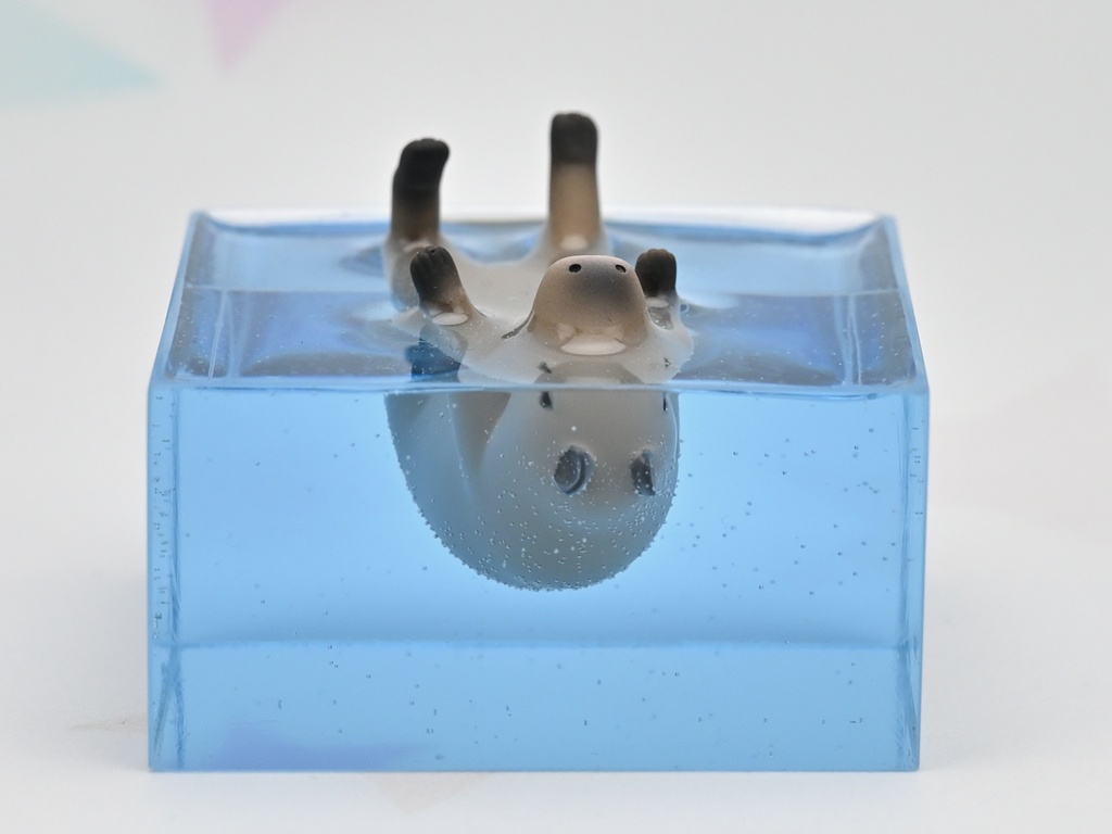 泳ぐカピバラフィギュア Pause-04 (水中でローリングしつつ脚ピーンなカピバラ)