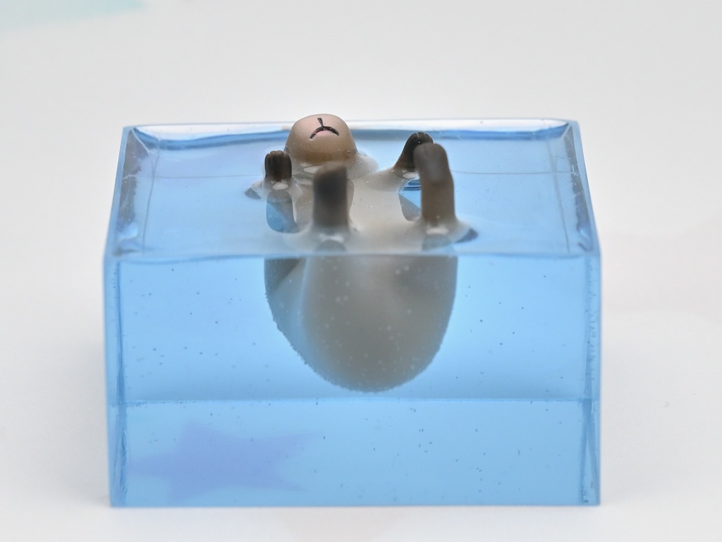 泳ぐカピバラフィギュア Pause-04 (水中でローリングしつつ脚ピーンなカピバラ)