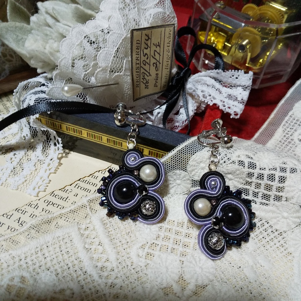 ヴィンテージビーズを使ったソウタシエのイヤリング