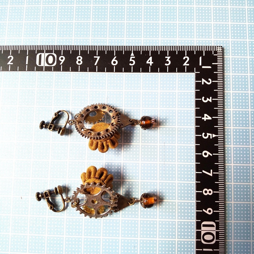 スチームパンクテイストのつまみ細工のイヤリング