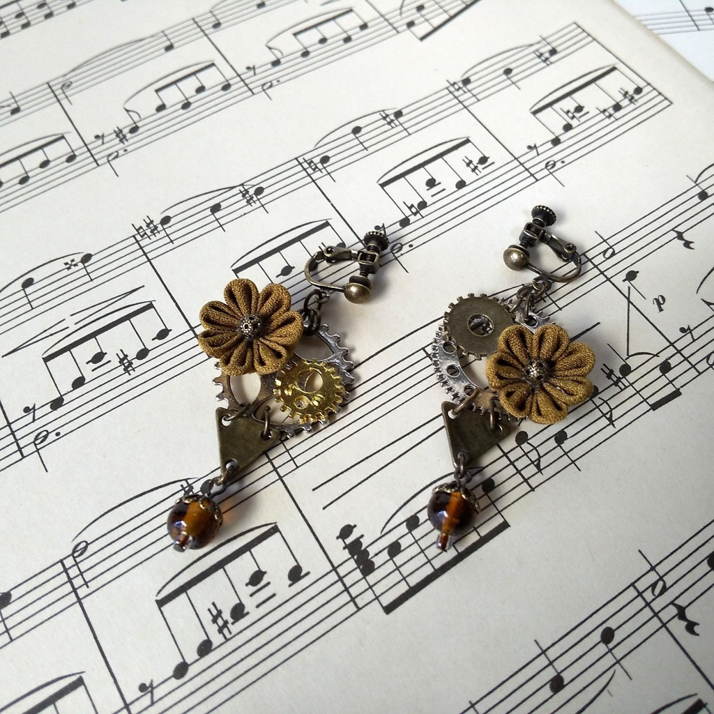 スチームパンクテイストのつまみ細工のイヤリング