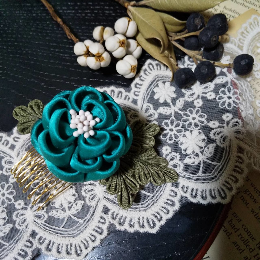 つまみ細工の髪飾り 花一輪~エメラルド