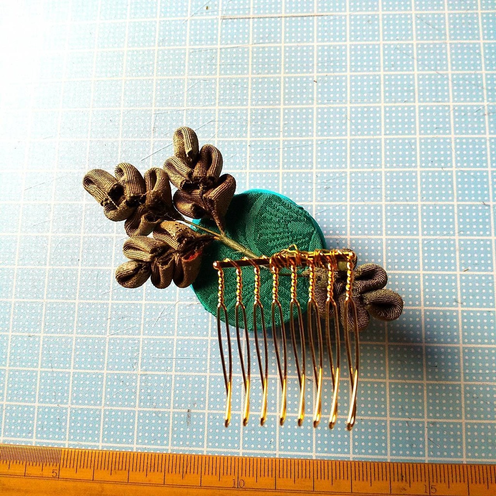 つまみ細工の髪飾り 花一輪~エメラルド