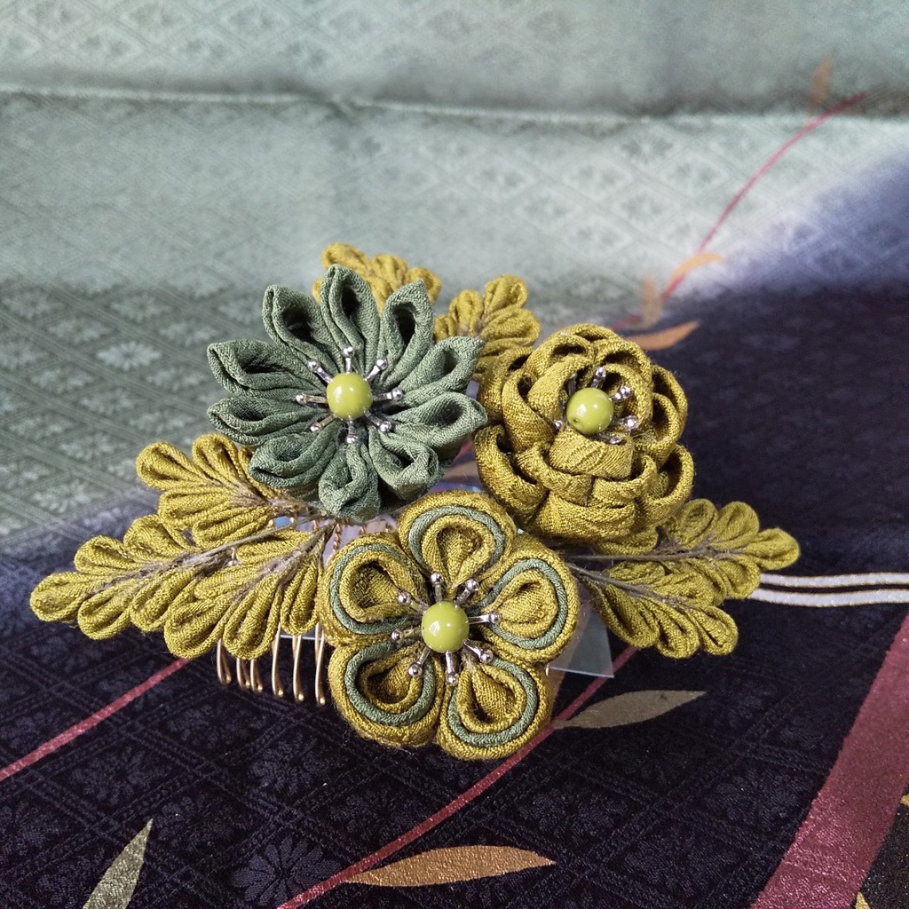 抹茶色のつまみ細工の髪飾り