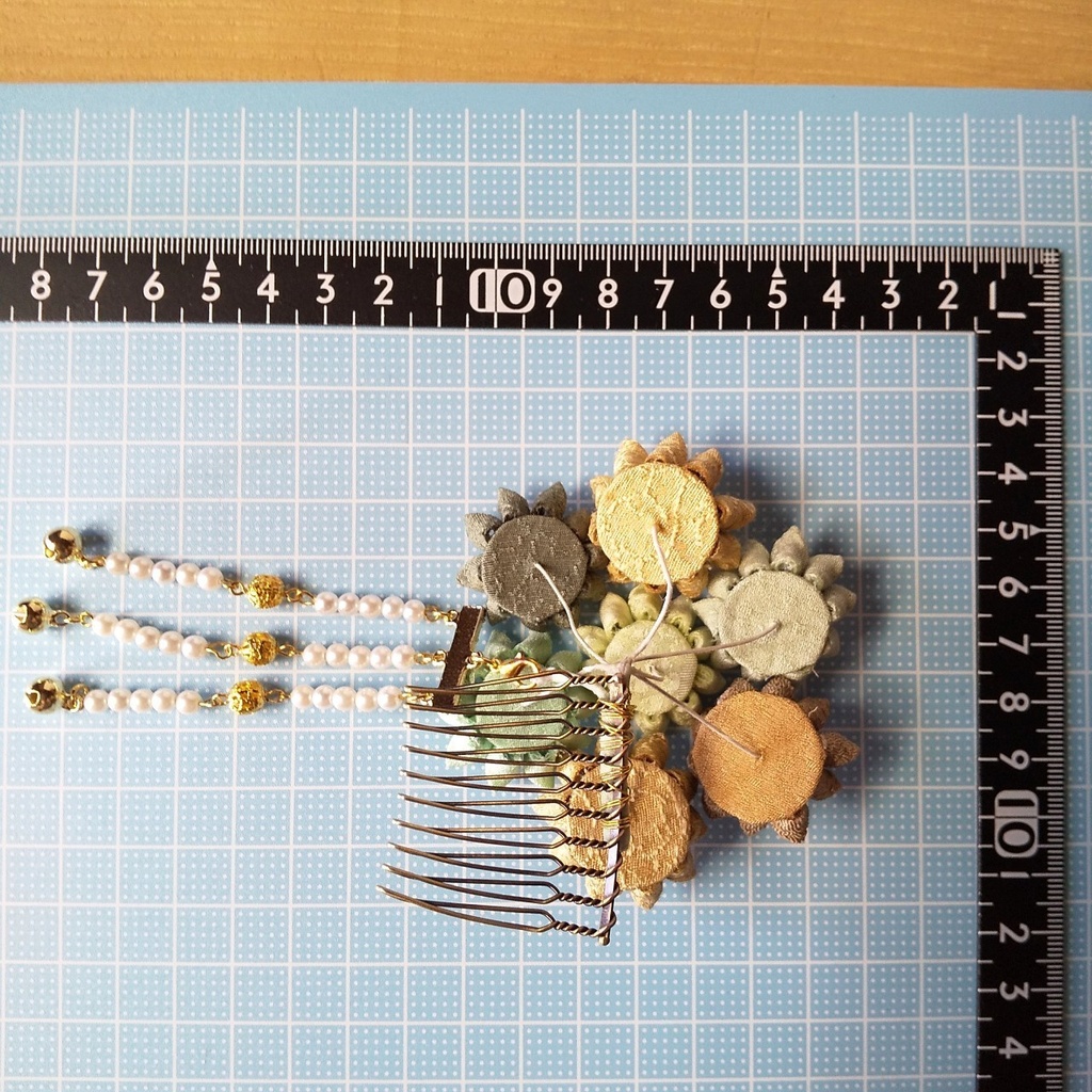 つまみ細工の髪飾り (アースカラーの小花集め)