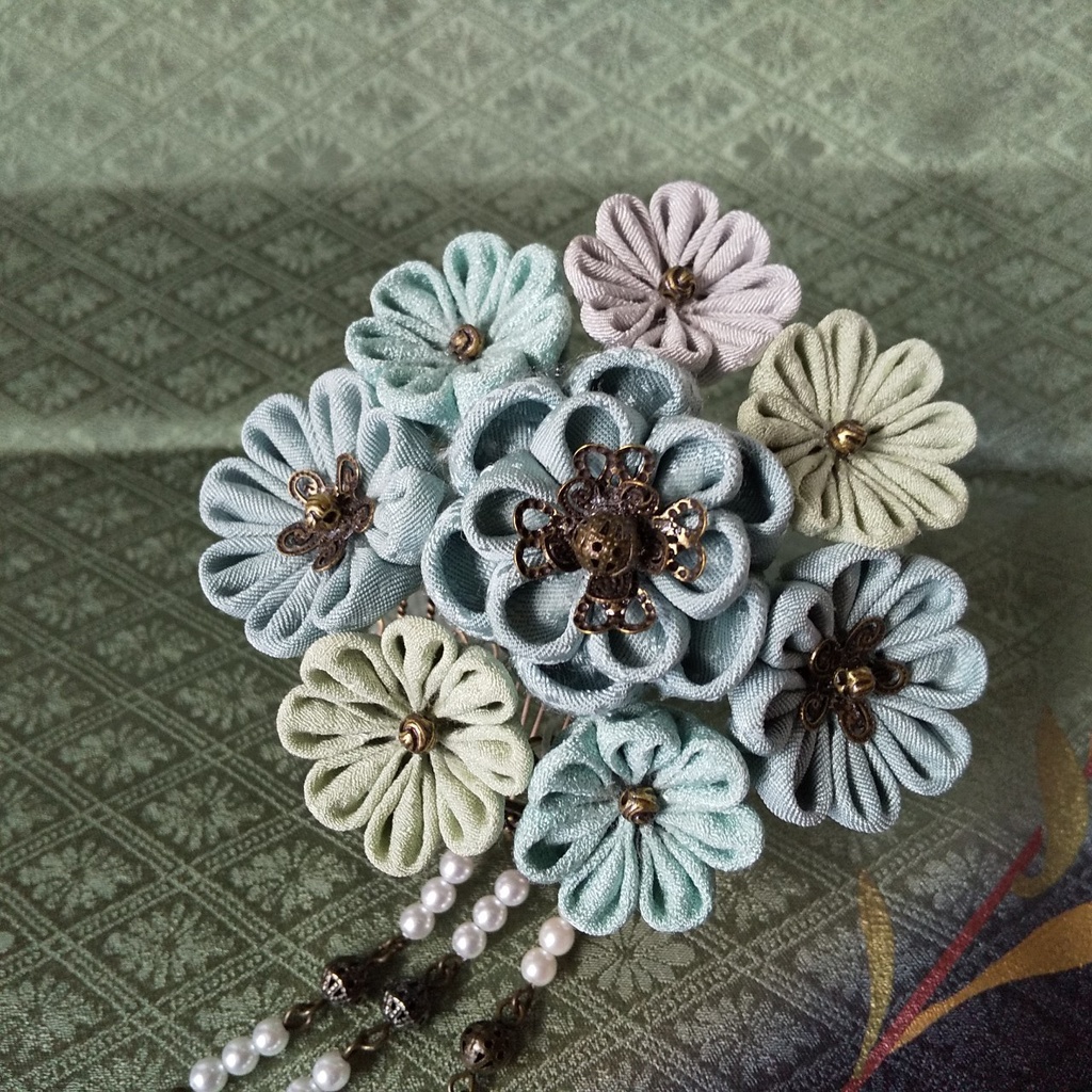 つまみ細工の髪飾り(ブロカント風)