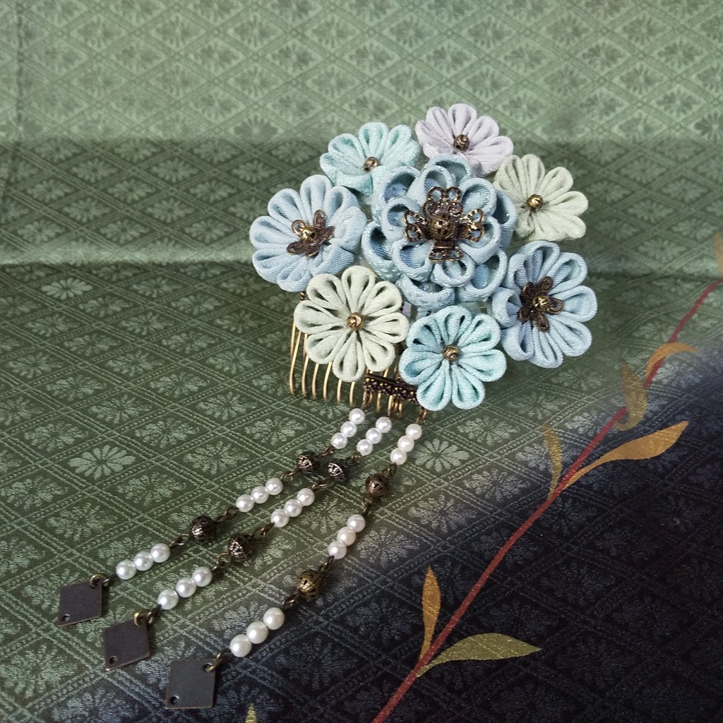 つまみ細工の髪飾り(ブロカント風)