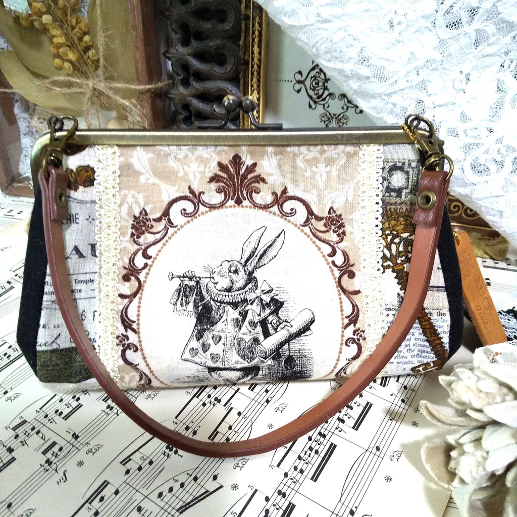 不思議の国のアリスのがま口ポーチA