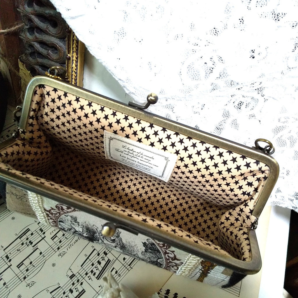 不思議の国のアリスのがま口ポーチA