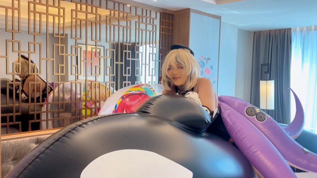 イドリー 巨大シャチとビーチボールでプレイ