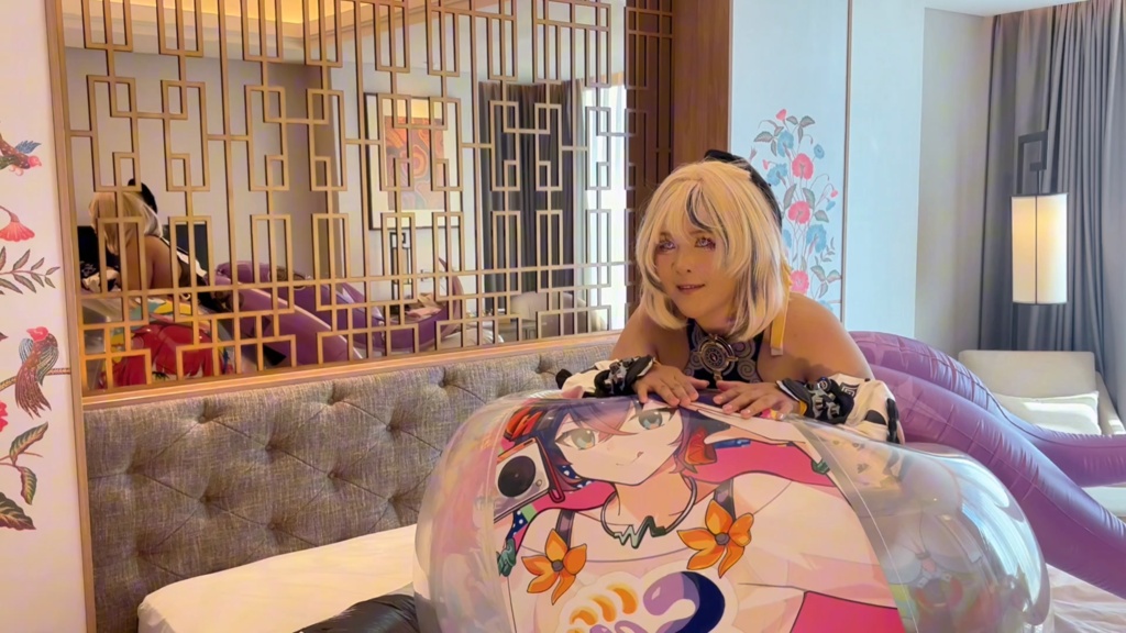 イドリー 巨大シャチとビーチボールでプレイ