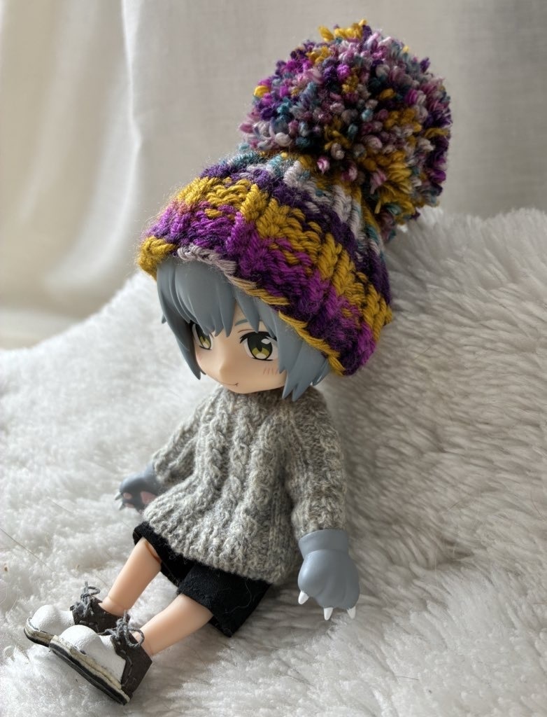 ボンボン付き帽子