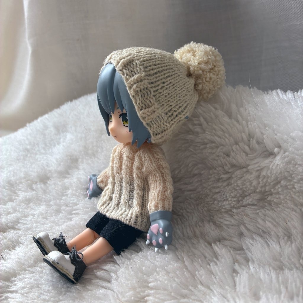 ボンボン付き帽子