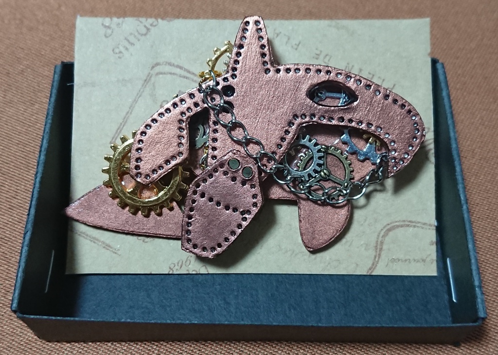 歯車ブローチ・シャチ