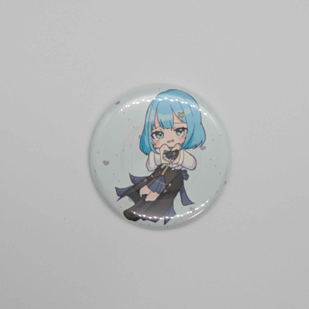 【数量限定】ちびせあ 丸型缶バッジ（手でハートポーズ♡）