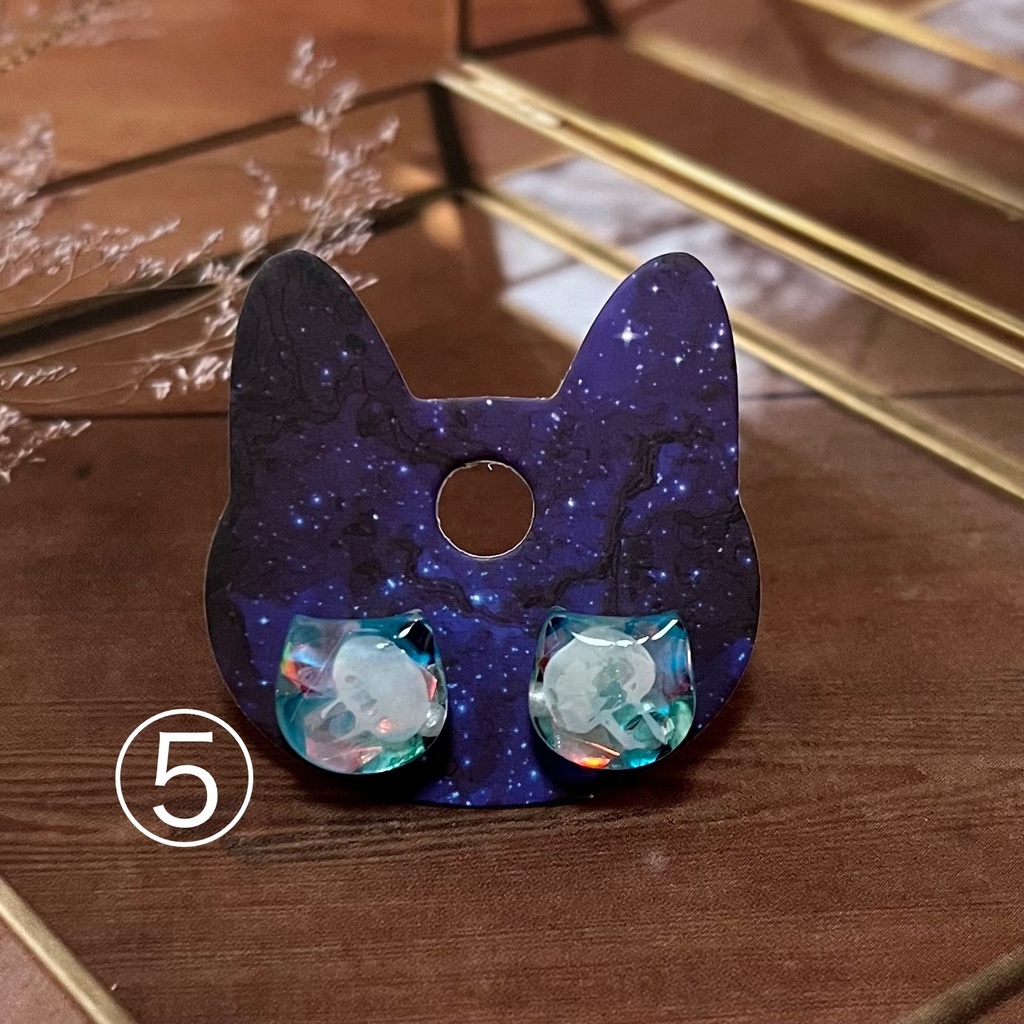 クラゲ入りねこピアス