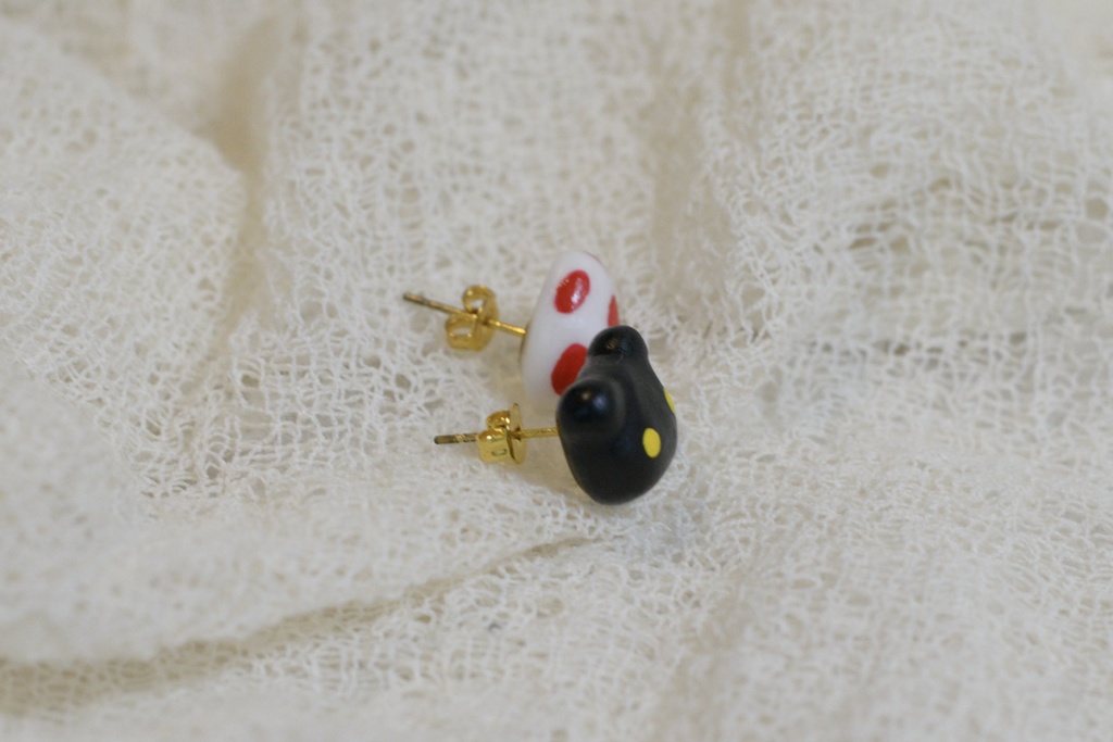 ボタモンのピアス