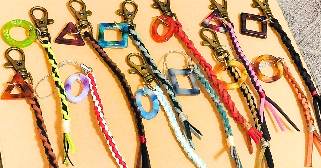 【ネタバレあり】「倶ニハ天ヲ戴カズ」非公式グッズ:NPCモチーフ レザー&レジンチャーム