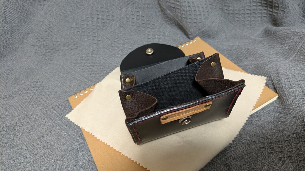 【ネタバレ注意】「倶ニハ天ヲ戴カズ」非公式グッズ:レザーポーチ