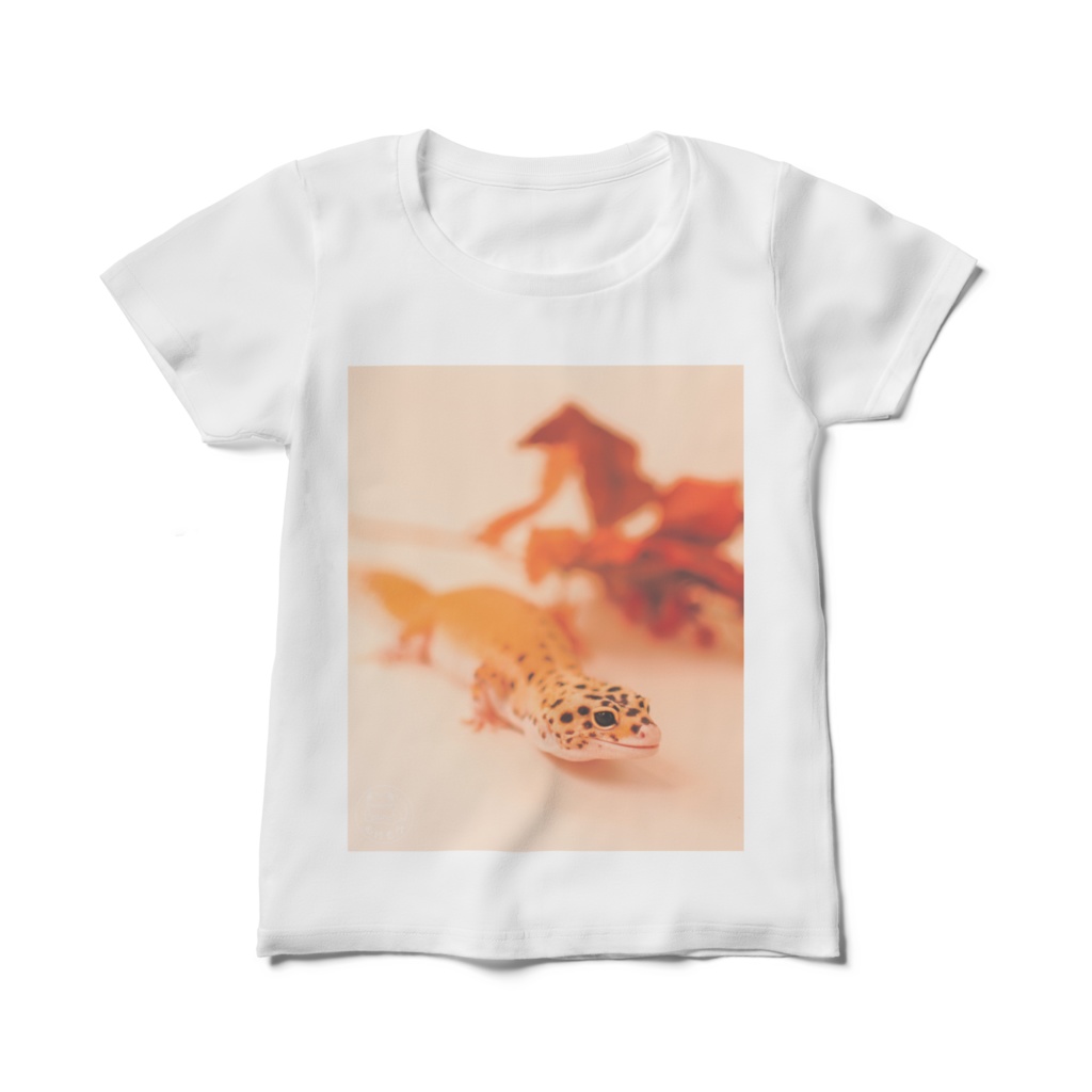 やさしいほほえみヤモリのレディースTシャツ(ホワイト)