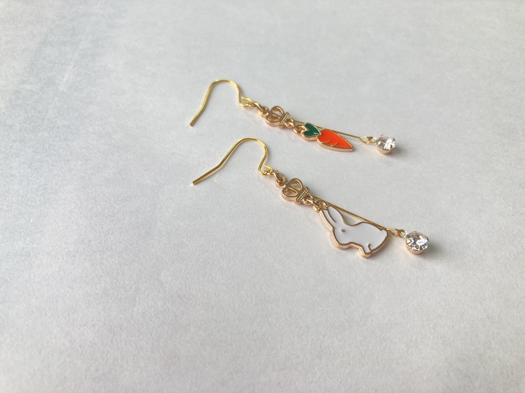 白ウサギとニンジン 【イヤリング ピアス】