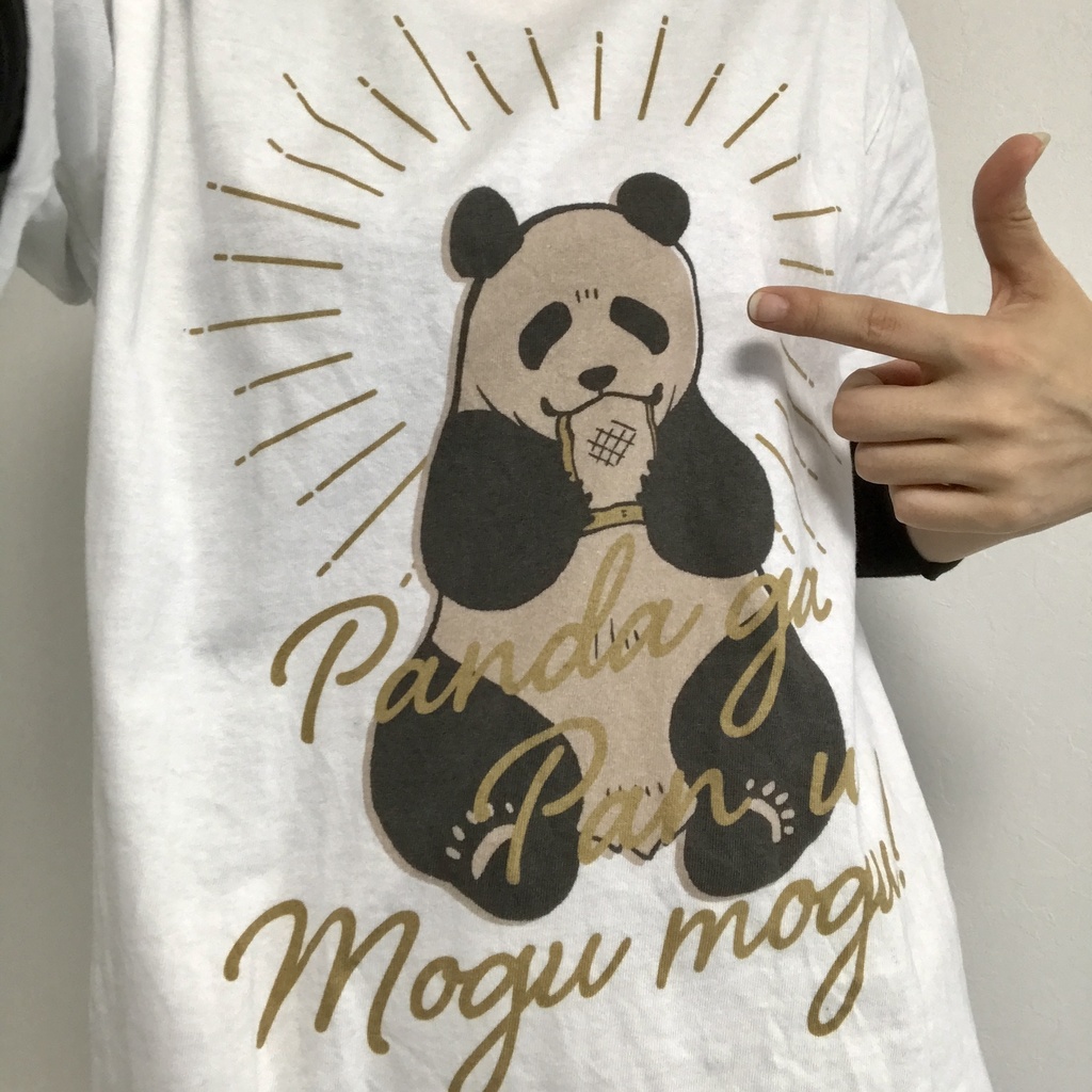 パンダがパンをもぐもぐTシャツ